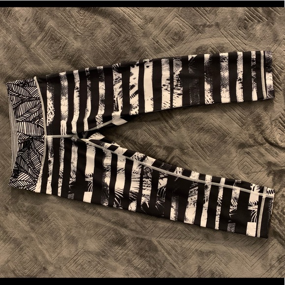 ‼️Last chance by Feb 5‼️ Lululemon Wunder Under cropped legging - Picture 1 of 4